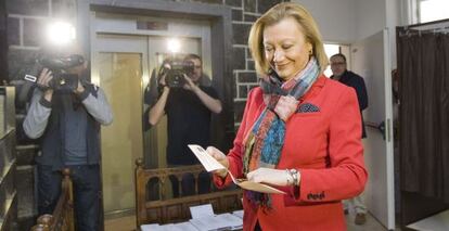 La candidata del PP al Gobierno de Aragón, Luisa Fernanda Rudi, momentos antes de ejercer su derecho al voto.