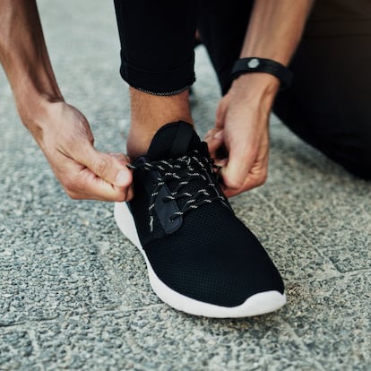Artículo de EL PAÍS Escaparate que describe las zapatillas más cómodas de Skechers para hombre rebajadas en Amazon