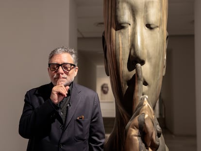El escultor Jaume Plensa (en la imagen, posando con su escultura 'Rui Rui's Words') ha presentado este jueves a exposición "Poesía del silencio" en el centro cultural de la Fundación Bancaixa de Valencia.