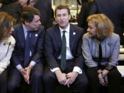 Fotografía facilitada por la Comunidad de Madrid de su presidente, Ignacio González (2-i); el jefe del Ejecutivo gallego, Alberto Nuñez Feijóo; la alcaldesa de la capital, Ana Botella (i), y la consejera madrileña de Empleo, Turismo y Cultura, Ana Isabel Mariño, hoy en la tercera jornada de la Feria Internacional de Turismo (Fitur 2013).