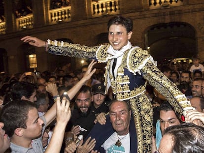 Roca Rey sale por la puerta grande de la plaza de Valencia.