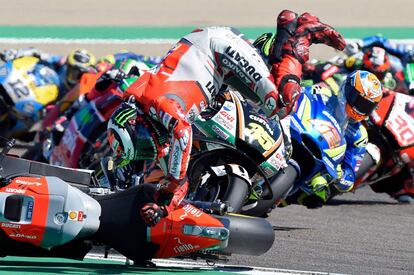 El piloto español Jorge Lorenzo cae en la carrera de MotoGP del Gran Premio de Aragón celebrado en el circuito de Alcañiz (Teruel).