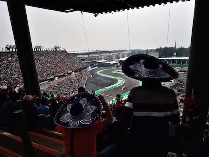 Un par de aficionados, durante el GP de México.