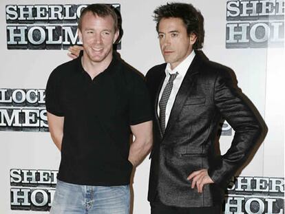 Esta semana ha comenzado en Londres el rodaje en exteriores de la versión de <i>Sherlock Holmes</i> del marido de Madonna, el director británico Guy Ritchie. En ella, el actor Robert Downey Jr. dará vida al legendario detective, pero retratándole desde una perspectiva totalmente nueva. El británico Jude Law interpretará el papel de Watson, el amigo y colega de confianza de Holmes. Basada en los cuentos clásicos de Sir Arthur Conan Doyle, la película enfrentará al detective al desafío de derrotar a un nuevo enemigo y abortar un plan demoníaco que podría destruir el país.