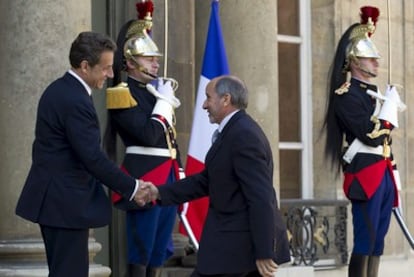 El presidente de Francia, Nicolas Sarkozy, estrecha la mano del presidente del Consejo Nacional de Transición (CNT) libio, Mustafa Abdelyalil, durante su llegada a una reunión para hablar sobre la situación en Libia y el proceso de transición democrático, en París (Francia).