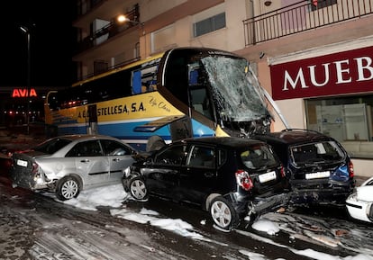 Autocar y otros vehículos siniestrados en el accidente de Estella (Navarra), el 17 de enero de 2020.