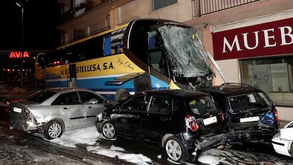 Autocar y otros vehículos siniestrados en el accidente de Estella (Navarra), el 17 de enero de 2020.