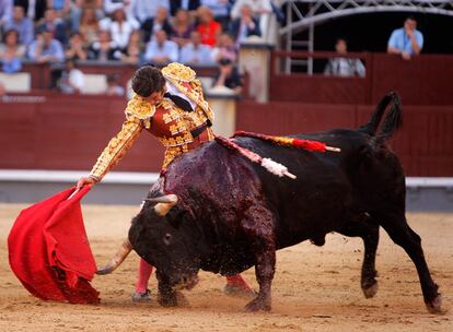 Sometió pronto al toro con largos derechazos.