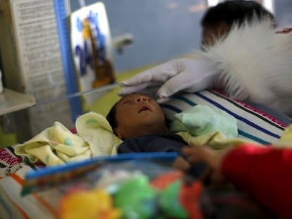 Un hombre vestido como Santa Claus acaricia a un bebé en un hospital guatemalteco el pasado 16 de diciembre.