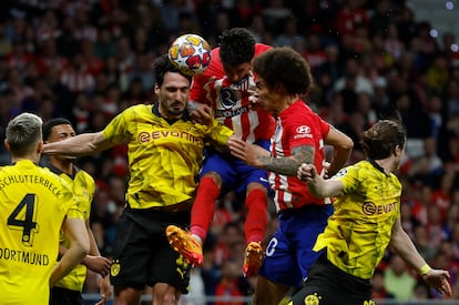  El defensa del Borussia Dortmund Mats Hummels (a la izquierda) despeja un balón durante el partido de ida de cuartos de final de la Liga de Campeones.