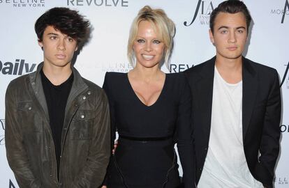 Brandon Lee, a la izquierda, junto a su madre Pamela Anderson y su hermano Dylan.