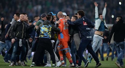 Hinchas del Nápoles invaden el campo tras la victoria de su equipo ante la Fiorentina.