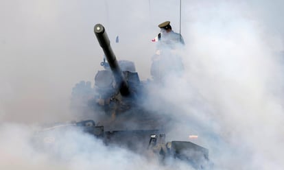 Un tanque del ejército se mueve entre el humo en el desfile durante un ensayo de la 70º celebración del día de la independencia de Sri Lanka en Colombo (Sri Lanka).