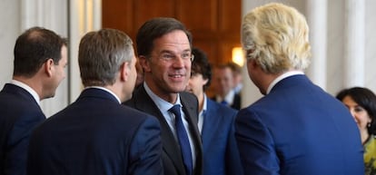 El reelegido primer ministro holandés, Mark Rutte, al encontrarse con el líder de la oposición, Geert Wilders.