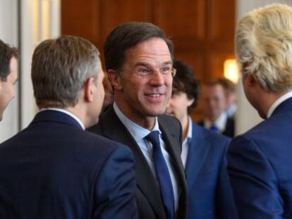 El reelegido primer ministro holand&eacute;s, Mark Rutte, al encontrarse con el l&iacute;der de la oposici&oacute;n, Geert Wilders.