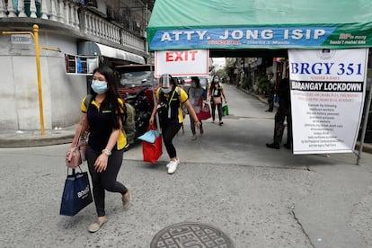 Residentes de Manila abandonan una zona confinada este jueves.