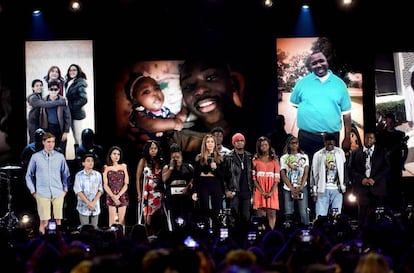 Jessica Alba (centro) habla en los Teen Awards, rodeada de familiares de víctimas de armas de fuego.