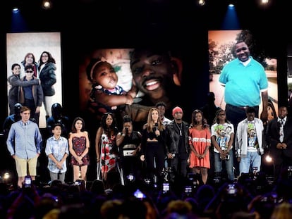 Jessica Alba (centro) habla en los Teen Awards, rodeada de familiares de víctimas de armas de fuego.