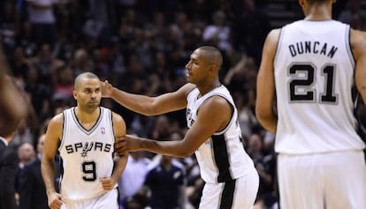 Tony Parker recibe la felicitación de Diaw.