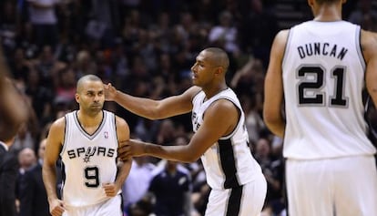 Tony Parker recibe la felicitaci&oacute;n de Diaw.