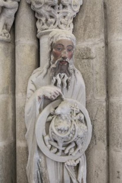 Escultura de Juan Bautista en el Pórtico.