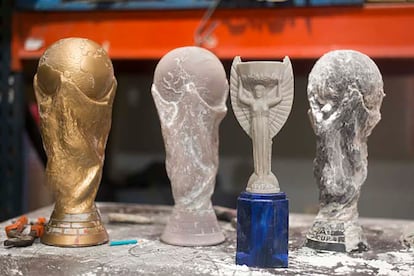 Réplicas de trofeos en el taller de Eliana Pantano.