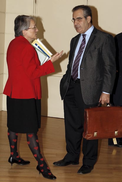 La senadora socialista Matilde Fernández, con el ministro de Trabajo.