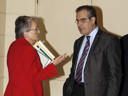 La senadora socialista Matilde Fernández, con el ministro de Trabajo.