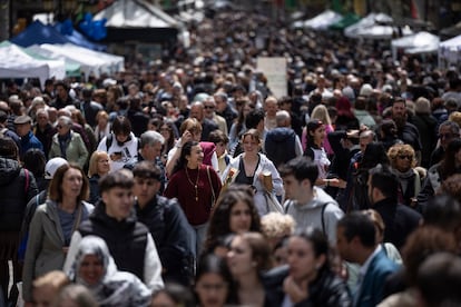 Cientos de personas llenan La Rambla en el día de Sant Jordi en Barcelona, este martes.