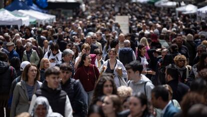 Cientos de personas llenan La Rambla en el día de Sant Jordi en Barcelona, este martes.