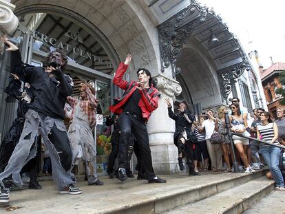 Actuación en la puerta principal del mercado de Valencia para promover "Forever King of Pop", el musical dedicado a Michael jackson que ofrece estos días el teatro Olympia