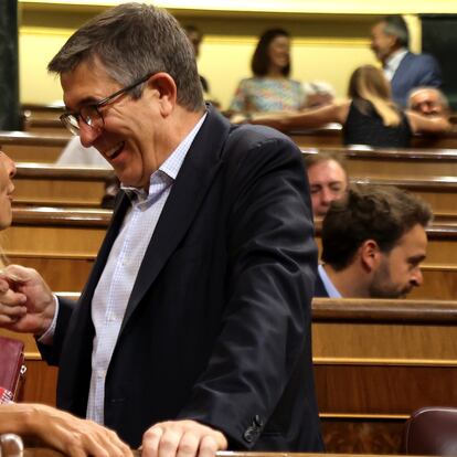 Dvd 1121  25/8/22La vicepresidenta tercera del Gobierno y ministra de Trabajo, Yolanda Díaz (i) saluda al portavoz del PSOE en el Congreso, Patxi López (d) al comienzo de la sesión extraordinaria en el Congreso de los Diputados, que debate la convalidación del real decreto-ley sobre las medidas de ahorro energético entre otras cuestiones. 
KIKE PARA.