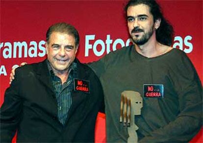 El director Fernando León de Aranoa recibe de Juan Luis Galiardo el premio Fotogramas a la mejor película española por <i>Los lunes al sol</i>, en la ceremonia de estos galardones, celebrada anoche en Madrid.