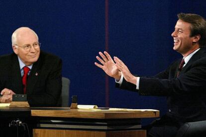 El republicano Dick Cheney (izquierda) y el demócrata John Edwards, en un momento del debate celebrado en Cleveland (Ohio).