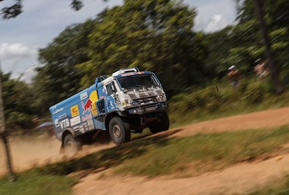 El piloto ruso Eduard Nikolaev compite en su vehículo Kamaz en la categoría de camiones, durante la primera etapa del Rally Dakar 2017, entre Atyra y Nueva Colombia en Paraguay.