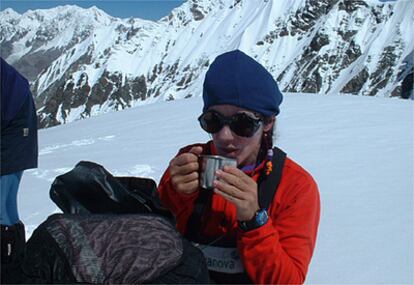 Es gallega, tiene 40 años y es la única mujer en el mundo que ha subido al Everest sin oxígeno. Esta alpinista excepcional, para la que escalar es un reto, inaugura una serie de entrevistas por las que, durante cinco semanas, desfilarán españolas cuya profesión está teñida de aventura.