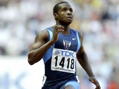 El velocista norteamericano Tim Montgomery en los Mundiales de Atletismo de 2003 celebrados en Francia