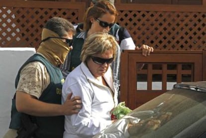 María José Docal, ex presidenta del Cabildo de Lanzarote, en el momento de ser detenida.