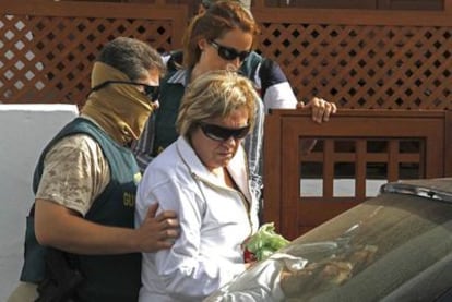 María José Docal, ex presidenta del Cabildo de Lanzarote, en el momento de ser detenida.