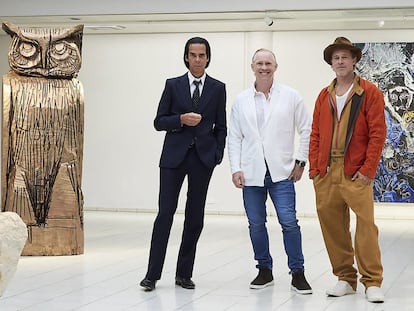 De izquierda a derecha, el cantante australiano Nick Cave, el escultor británico Thomas Houseago y el actor estadounidense Brad Pitt presentan una exhibición conjunta en The Sara Hilden Art Museum en Támpere (Finlandia), el 19 de septiembre de 2022.