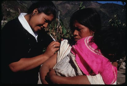 Una sanitaria vacuna a una mujer y a su hija, en una comunidad indígena de Oaxaca (México), en 1994.