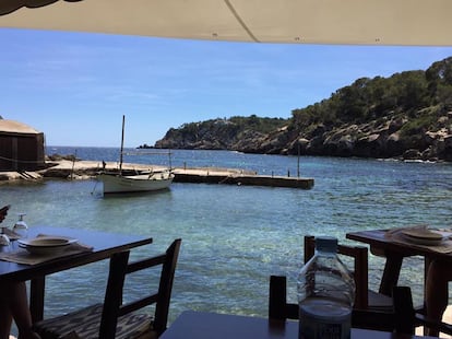 El Bigotes, Sant Carles (Ibiza)

Uno de los lugares más genuinos de Ibiza: chiringuito a la antigua usanza en Cala Mastella que, tras la jubilación de Juan Ferrer (alias El Bigotes), regenta su yerno Miguel. El menú es fácil de recordar. A las 14:00 horas sirven bullit de peix, un guiso típico de la isla de pescado con patatas al que le sigue un arroz cocinado en el caldo sobrante. Dos horas antes, pescado a la plancha. No aceptan tarjetas.