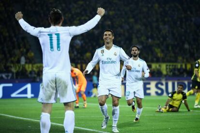 El jugador del Real Madrid, Cristiano Ronaldo, se aproxima a su compañero Gareth Bale, para celebrar el segundo gol de su equipo ante el Borussia de Dortmund.
