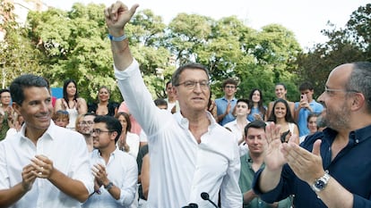 El candidato del PP a la Moncloa, Alberto Núñez Feijóo, protagoniza el acto central de los populares en Cataluña, con su cabeza de lista al Congreso por Barcelona, Nacho Martín Blanco, a la izquierda.