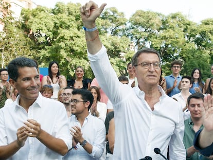 El candidato del PP a la Moncloa, Alberto Núñez Feijóo, protagoniza el acto central de los populares en Cataluña, con su cabeza de lista al Congreso por Barcelona, Nacho Martín Blanco, a la izquierda.