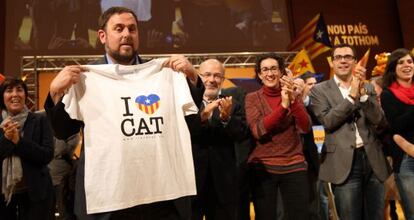 Junqueras y su plana mayor en el mitin de final de campa&ntilde;a en Girona.