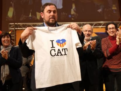 Junqueras y su plana mayor en el mitin de final de campa&ntilde;a en Girona.