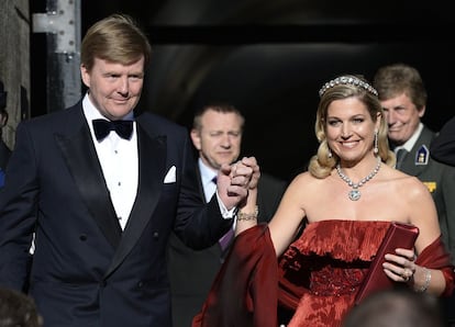 El príncipe Guillermo-Alejandro junto a su esposa la princesa Máxima momentos antes de la cena de gala que se celebrará en el el Rijksmuseum, de Ámsterdam (Holanda).