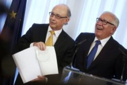 El ministro de Hacienda, Cristobal Montoro, y Manuel Lagares, presidente del comité de expertos.