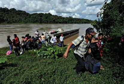 Un grupo de nicarag&uuml;enses llega en barca a Costa Rica para trabajar en el campo.